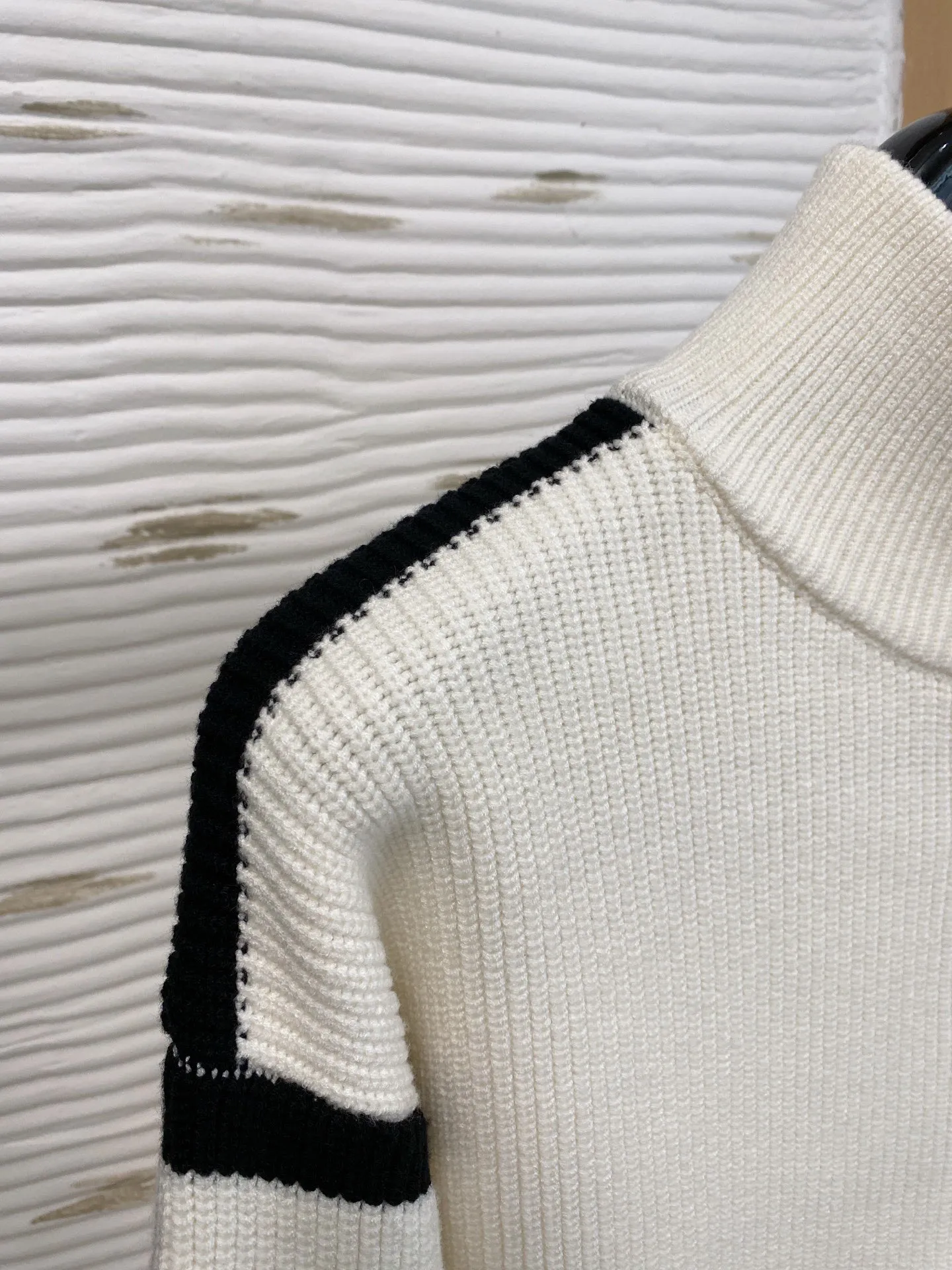 🅿️540 【LV Louis Vuitton】Autumn and winter classic cardigan sweater, in full condition! ! ! Wool blended fabric, the latest model in 2025, golden ratio! ! Slim-fitting soft gold, versatile and practical item, the combination and practicality are extremely powerful, simple and elegant, and classy! To create your own style, it is highly recommended to buy it in two colors. The standard slim fit tailoring process is suitable for both young and old men. It is knitted from wool and will not cause any discomfort! While keeping warm, it is stylish, textured and wearable, and the classic logo with contrasting colors on the chest feels in place! ! Recommended for regular customers! ! Size M-3XL (maximum wear: 190 pounds)